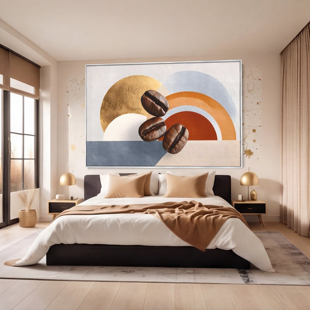 Tablou canvas cu tablou canvas cu boabe de cafea si forme geometrice, in rama de aluminiu argintiu, pe perete intr-un dormitor